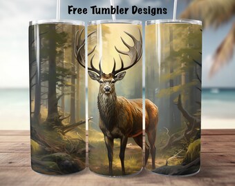 Op de afbeelding: Een roestvrijstalen tumbler met een ontwerp van een hert dat in een bos staat. Het hert is bruin met grote geweien en kijkt recht naar de kijker. De achtergrond is een wazig beeld van bomen en bladeren.