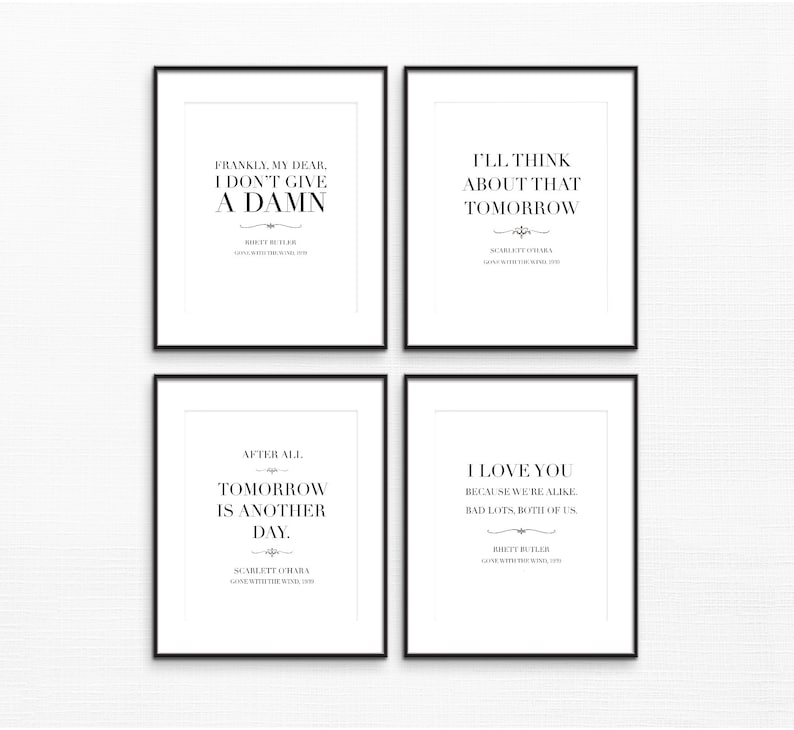 Op de afbeelding: Vier zwart ingelijste prints met witte achtergronden en zwarte tekst. De prints bevatten citaten uit de film Gone With The Wind. De citaten zijn: "Eerlijk gezegd, mijn schat, het kan me niet schelen." - Rhett Butler, "Ik zal er morgen over nadenken." - Scarlett O'Hara, "Ach, morgen is weer een dag." - Scarlett O'Hara, en "Ik hou van je omdat we op elkaar lijken. Slechte mensen, allebei." - Rhett Butler.
