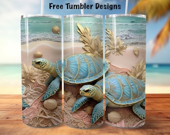 Op de afbeelding: Een set van drie 20oz roestvrijstalen tumblers met een strandscene met twee zeeschildpadden met gouden accenten op een zandstrand met blauwe oceaan golven op de achtergrond.