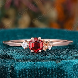 Anello minimalista in oro massiccio con fascia sottile e rubino taglio esagonale da 4 mm, pietra portafortuna di luglio, anello di fidanzamento/anniversario, anello impilabile con pietre preziose.