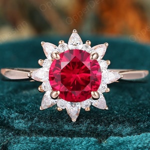Anello con fiocco di neve e rubino, anello con rubino taglio rotondo da 1,2 carati, anello anniversario vintage con gemme rosse, anello di promessa da donna, anello con alone di fiori, anello in oro rosa 14 carati
