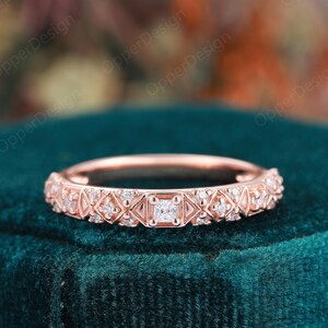 Anello nuziale in moissanite, anello nuziale in oro rosa, anello a fascia sottile unico, anello vintage in moissanite, regalo di anniversario in moissanite art déco