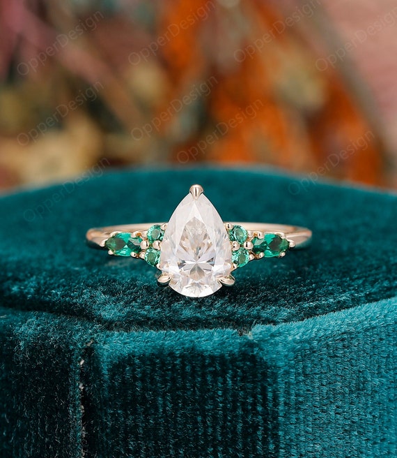 Anillo de compromiso en forma de gota cheap