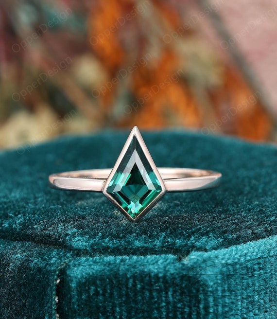 Kite Cut Emerald Engagement Ring, Women Vintage May Birthstone Ring, Bezel  Set Green Gemstone Wedding Ring, Art Deco Kite Anniversary Ring - Etsy