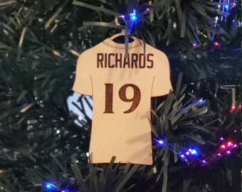 Enfeite de Natal em camisa esportiva. Beisebol, futebol, hóquei! Feito de madeira