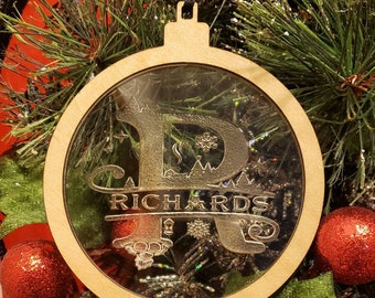 Ornamento de Natal gravado com monograma personalizado em madeira e acrílico