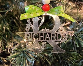 Ornamento de nome de família personalizado com monograma dividido