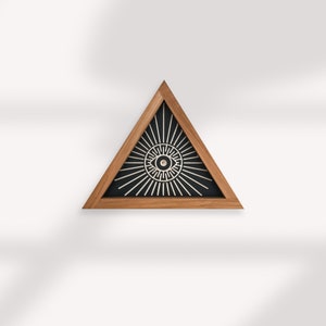 MINI colgante de pared TALLADO Todo el ojo que ve con marco de madera de nogal - Triángulo