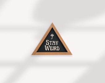 ミニ壁掛け彫刻木製「Stay Weird」キノコ - 三角形