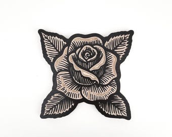 木彫りの小さなバラの壁掛け。