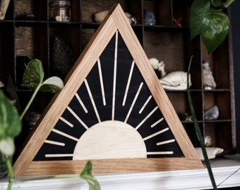 彫刻された壁掛けサントライアングル 木製フレーム付き - トライアングル