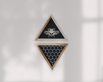 ミニ壁掛け彫刻ビーセット 三角形 ヒッコリー木製フレーム付き - 三角形