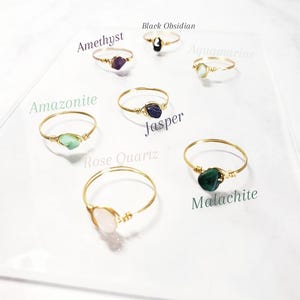 Anello con gemma avvolto in filo metallico, anello delicato in oro o argento, anello minimalista fatto a mano, anello con cristallo personalizzato, gioiello impilabile, regalo per lei