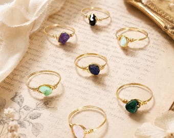 Anello con gemma avvolto in filo metallico, anello delicato in oro o argento, anello minimalista fatto a mano, anello con cristallo personalizzato, gioiello impilabile, regalo per lei