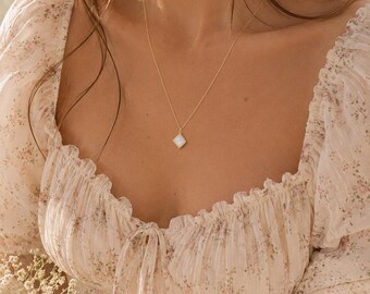 Collar delicado de oro con piedra lunar, collar con la piedra de nacimiento de junio, joyería minimalista con piedra lunar, collar de capas celestiales, regalo para ella.