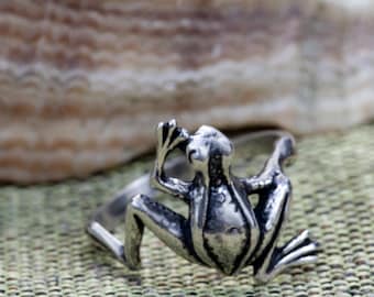 Sterling Silver Frog Ring – Handmade Animal Jewelry – Whimsical Frog Lover Gift – Nature-Inspired Adjustable Ring