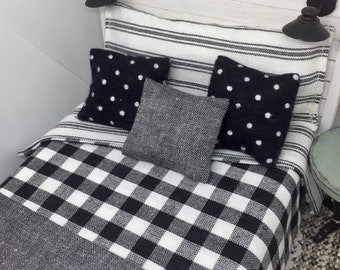 Ropa de cama de casa de muñecas en miniatura