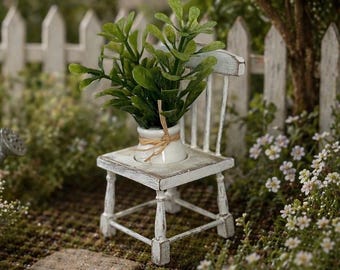 Silla de jardín en miniatura para casa de muñecas con planta en maceta
