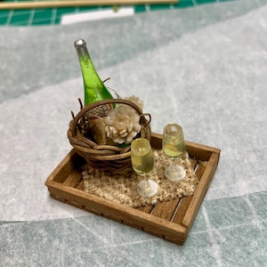 Miniatur rustikale Weinkorb und Tablett