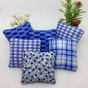 Colección de almohadas azules y blancas de casa de muñecas en miniatura
