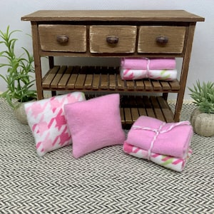 Miniature Blankets and Pillows Set