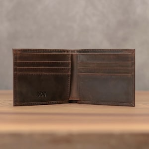 Cartera plegable para hombre de piel flor, fina, con iniciales personalizadas grabadas, ideal para el Día del Padre, para papá o para el aniversario de tu esposo.