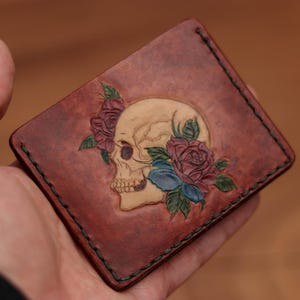 Tarjetero de cuero de grano completo, único en su tipo, billetera delgada para tarjetas, cuero con estampación de calaveras, billetera de cuero curtido vegetal, regalo de San Valentín para él