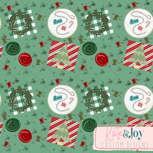 Pode incluir: Padrão repetitivo sobre fundo verde com elementos natalinos. O design inclui botões vermelhos e verdes, carretéis de linha, flocos de neve e quadrados com uma coroa de flores, uma árvore de Natal e um bastidor de bordado com um presente e um bastão de doces.