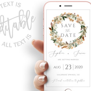 以下が含まれることがあります： 花輪のデザインが施されたデジタルな「Save the Date」カード。テキストには「Save the Date」と名前「Sophia + Jason」、日付「Aug | 23 | 2020」が記載されています。「Colorado Springs, CO」と「Formal invitation to follow」のテキストも含まれています。
