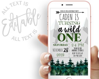 Puede incluir: Una invitación digital para una fiesta de cumpleaños con temática de bosque. La invitación presenta una cordillera verde y blanca con un bosque de pinos verdes en la parte inferior. El texto dice "Caden está cumpliendo un año salvaje" con la fecha y la hora de la fiesta.