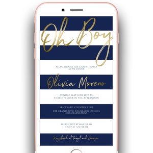 K&ouml;nnte beinhalten: Ein blauer und wei&szlig; gestreifter Telefonbildschirm mit goldener Schrift, die "Oh Boy" und "Olivia Moreno" lautet. Der Text enth&auml;lt auch das Datum "Sonntag, 14. Mai 2019" und die Uhrzeit "Drei Uhr nachmittags". Der Text enth&auml;lt auch den Ort "Brickyard Country Club" und die Adresse "898 Grand Blvd Colorado Springs Colorado 80265". Der Text enth&auml;lt auch die RSVP-Informationen "Bitte melde dich bis zum 1. Mai bei Jenny unter 720.334.354". Der Text enth&auml;lt auch die Registrierungsinformationen "Registriert bei Target und Amazon".