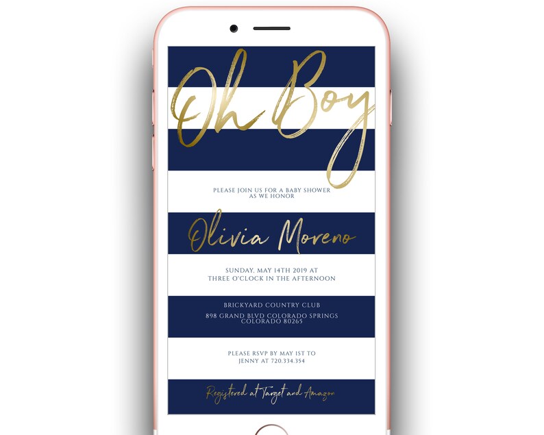 K&ouml;nnte beinhalten: Ein blauer und wei&szlig; gestreifter Telefonbildschirm mit goldener Schrift, die "Oh Boy" und "Olivia Moreno" lautet. Der Text enth&auml;lt auch das Datum "Sonntag, 14. Mai 2019" und die Uhrzeit "Drei Uhr nachmittags". Der Text enth&auml;lt auch den Ort "Brickyard Country Club" und die Adresse "898 Grand Blvd Colorado Springs Colorado 80265". Der Text enth&auml;lt auch die RSVP-Informationen "Bitte melde dich bis zum 1. Mai bei Jenny unter 720.334.354". Der Text enth&auml;lt auch die Registrierungsinformationen "Registriert bei Target und Amazon".