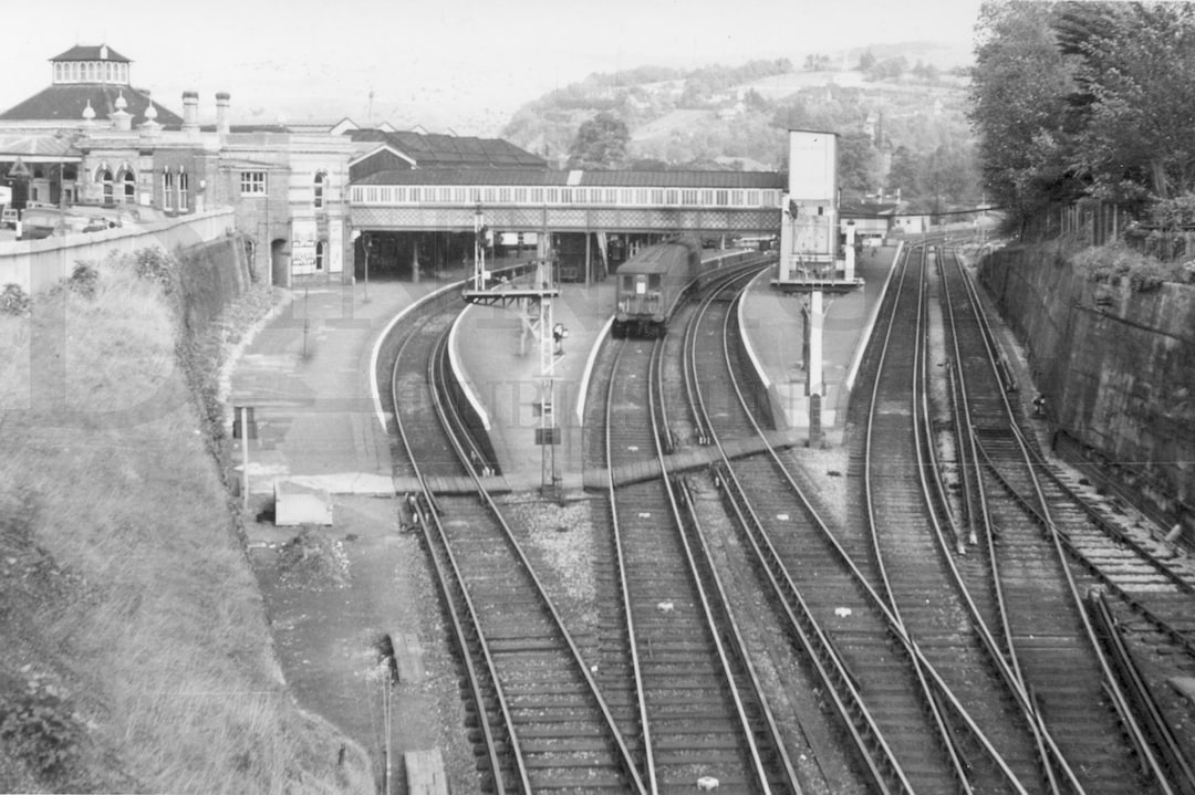 HR001 = Lewes Railway Station 1950 B&W - 2NOL Passing Through From ...