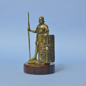 Statuette artisanale en bronze massif faite à la main, statue de fantassin lourd romain sur piédestal de pierre précieuse en obsidienne naturelle