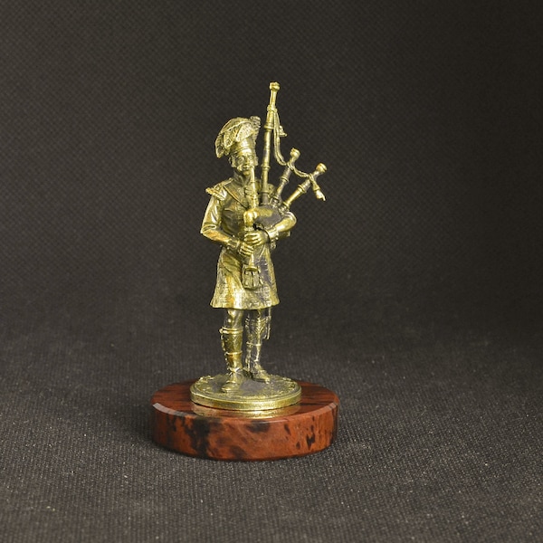 Handmade Solid Bronze Statuette Figurine Statue Scottish Great Britain Guardsman Bagpiper Natural Obsidian Gemstone Stand Pedestal Ornament