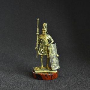 Fait à la main Fait à la main Statuette en bronze massif Figurine Statue de guerrier d’infanterie légionnaire romain sur un piédestal de pierre précieuse en obsidienne naturelle