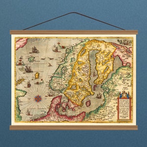 Adorno decorativo vintage 1570 mapa de Escandinavia Báltico Golfo de Finlandia Lienzo de algodón Marco de suspensión de madera de nogal magnético / Listo para colgar