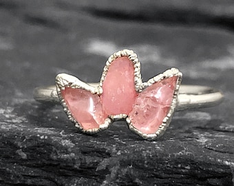 Anello al quarzo rosa grezzo, Anello delicato a grappolo, Anello al quarzo rosa grezzo, Anello di fidanzamento in pietra grezza, Anello di fidanzamento in cristallo, Anello in pietra grezza