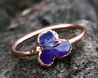 Bague triple améthyste brute pour femme, bague délicate améthyste, bague avec pierre de naissance, bague en cristal brut, bague en pierre brute, bague en cristal violet