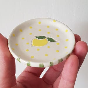 Klein keramisch citroenschaaltje | Handgemaakte theezakjeshouder | Handgemaakt sieradenbakje | Origineel cadeau | Uniek stuk