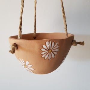 Handmade ceramic hanging pot – Plant hanger with daisies – Terracotta handcrafted planter – Boho decor