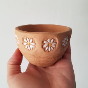Petit pot de fleurs en céramique à marguerites – Pot pour succulente artisanal en terracotta – Cache-pot fait main – Pièce unique
