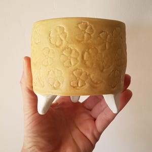 Keramik-Blumentopf auf Füßen