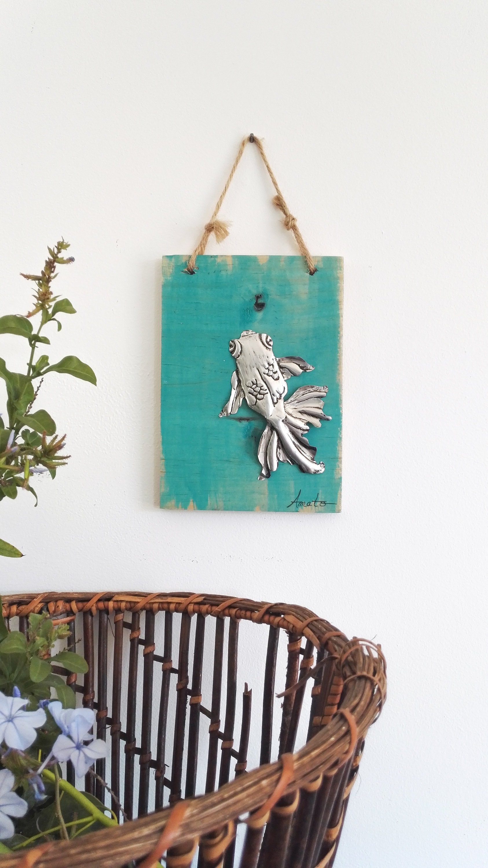 Mini Tableau Poisson Japonais Argenté en Métal Repoussé sur Bois