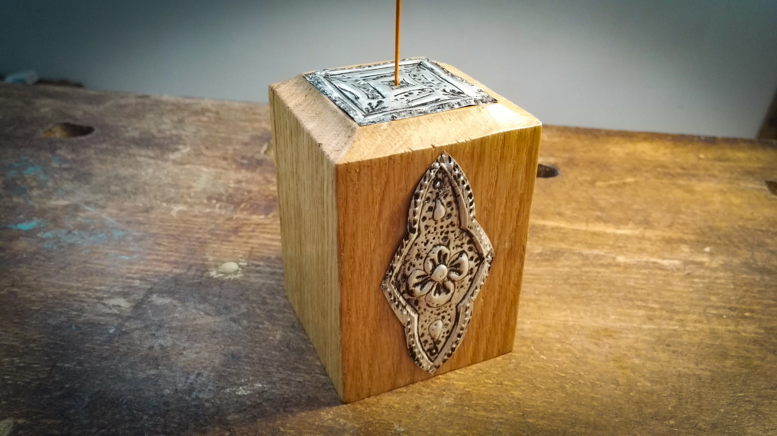 Porte Encens en Bois et Métal Repoussé Recyclé