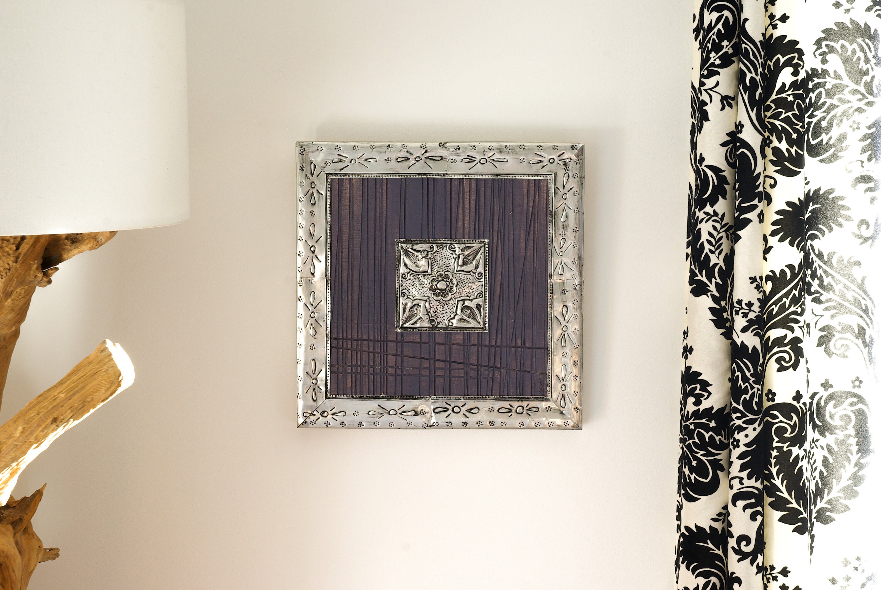 Tableau Carré d'inspiration Orientale en Métal Repoussé Recyclé Planche et Canettes