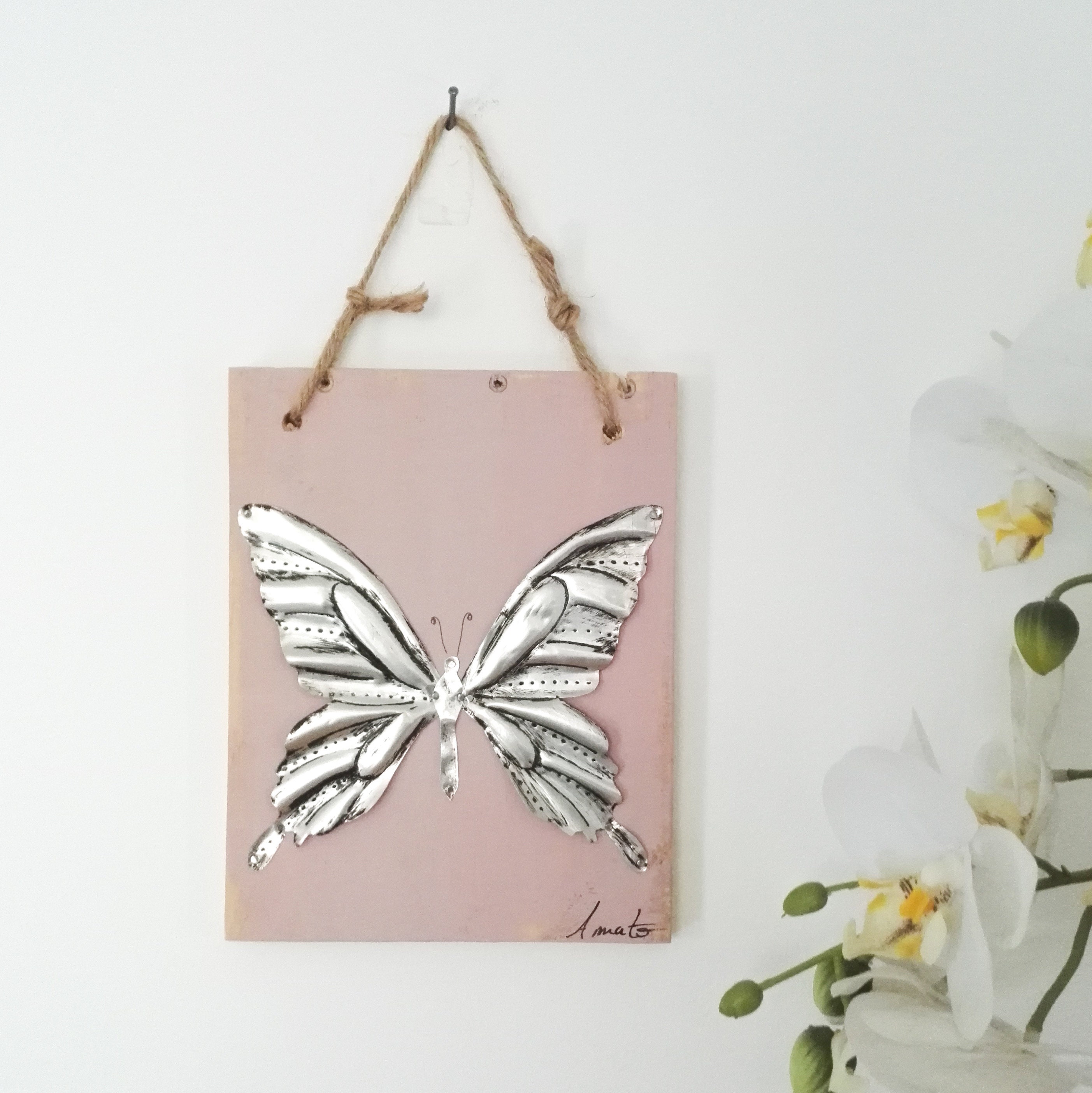 Tableau Papillon Argenté en Métal Repoussé