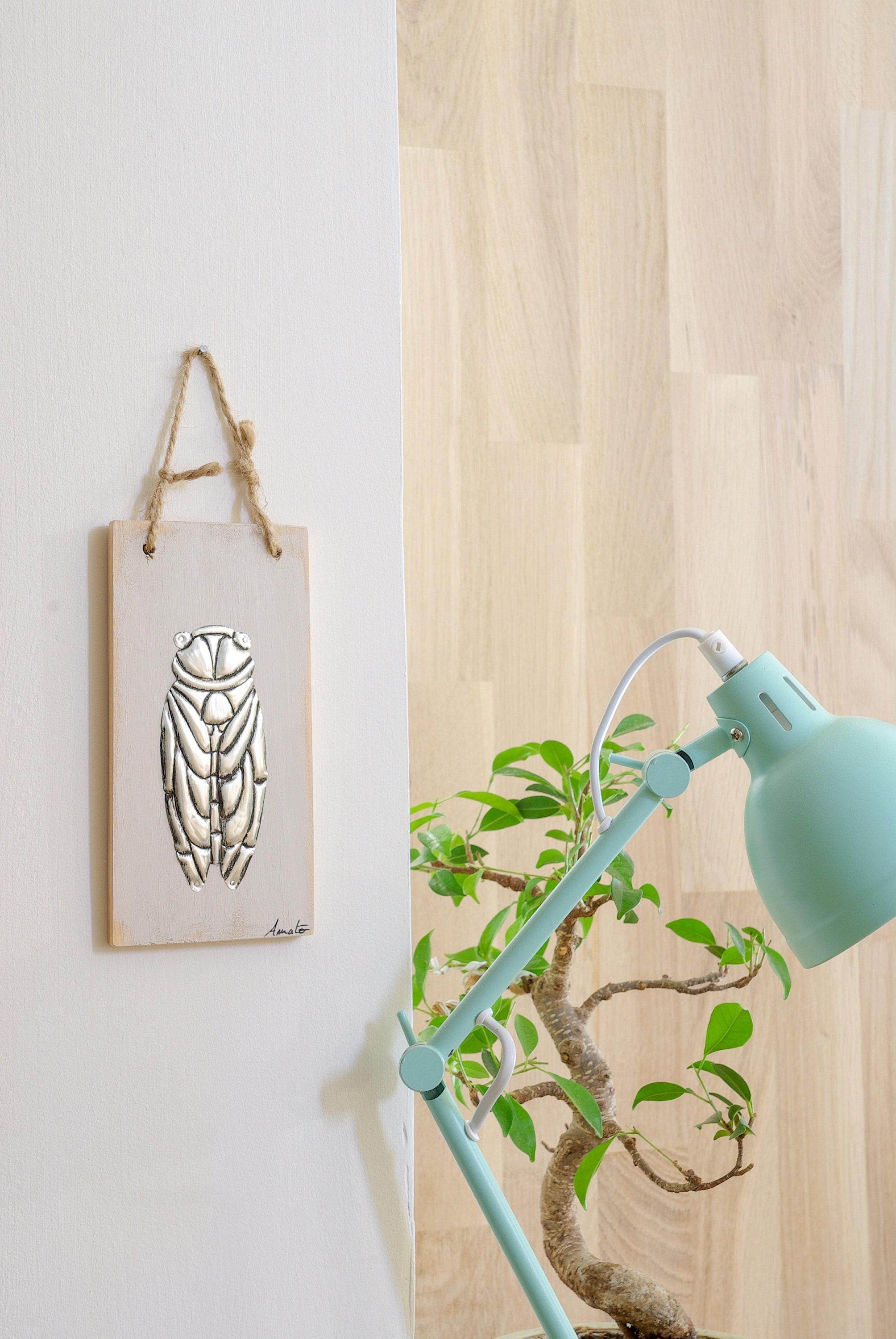 Mini Tableau Cigale de Provence en Métal Repoussé sur Bois Récup'