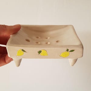 Keramisch zeepbakje met gaatjes en pootjes, citroenmotief