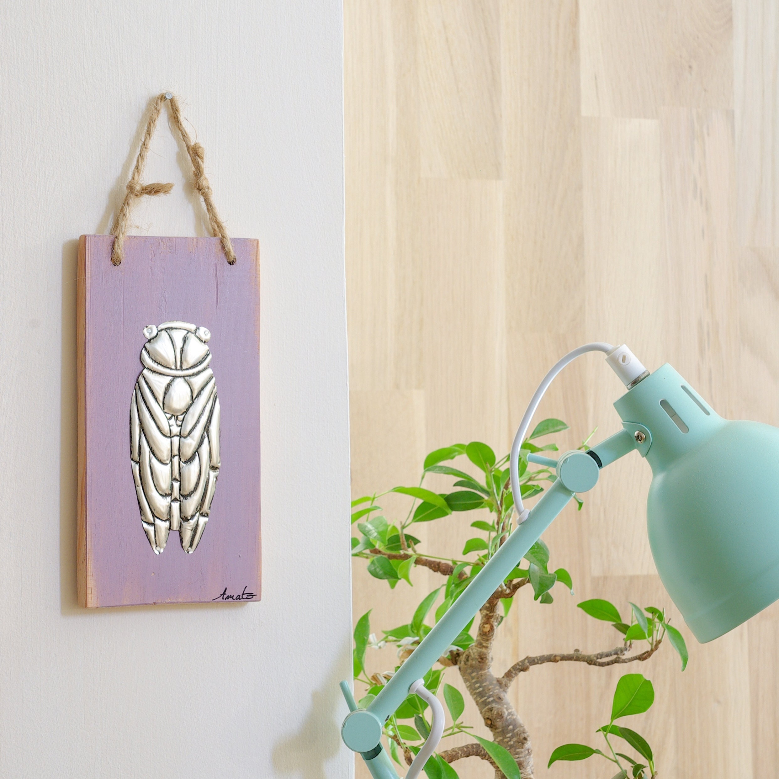 Mini Tableau Cigale de Provence en Métal Repoussé sur Bois Récup'